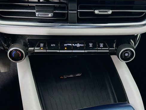 Used 2025 Chevrolet Equinox EV LT image 24