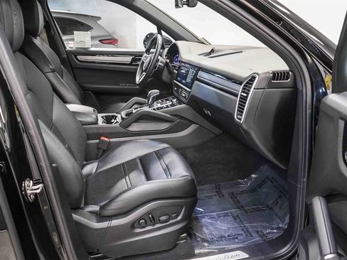 Used 2023 Porsche Cayenne Platinum Edition image 17
