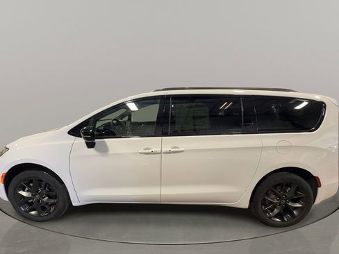 New 2026 Chrysler Pacifica Select w/ S Appearance Package AWD/4WD image 4