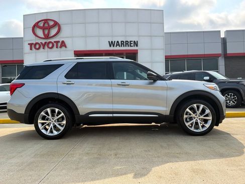Used 2023 Ford Explorer Platinum w/ Technology Package AWD/4WD image 4