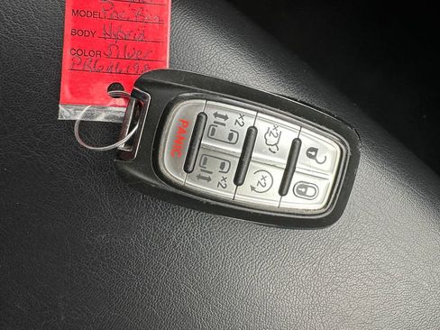 Used 2023 Chrysler Pacifica Touring-L image 8