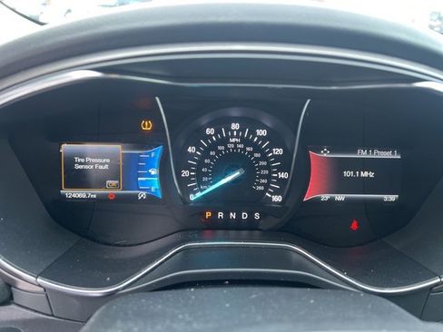 Used 2017 Ford Fusion SE w/ Fusion SE Technology Package image 24