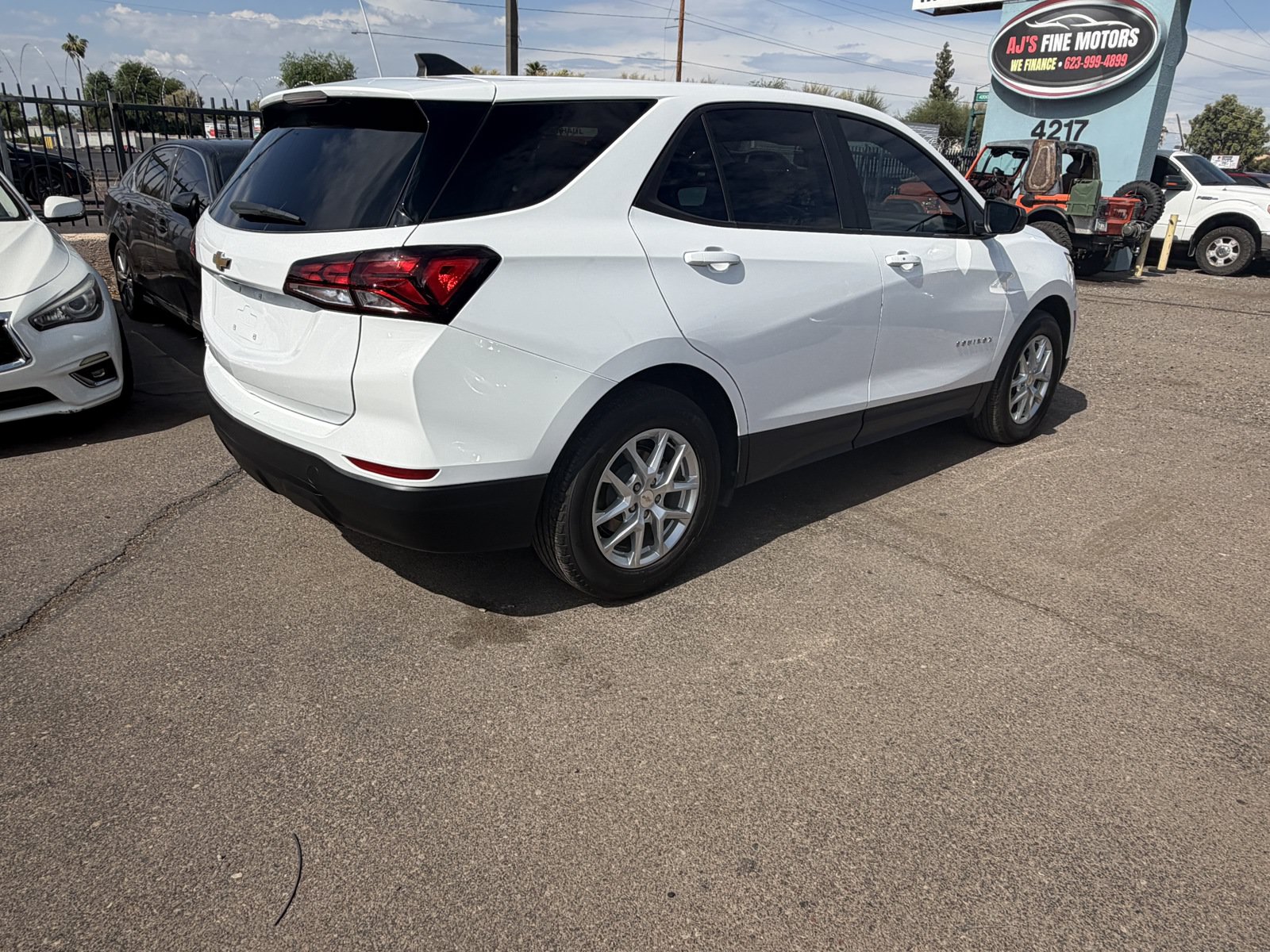 Used 2023 Chevrolet Equinox LS w/ LS Convenience Package FWD image 4