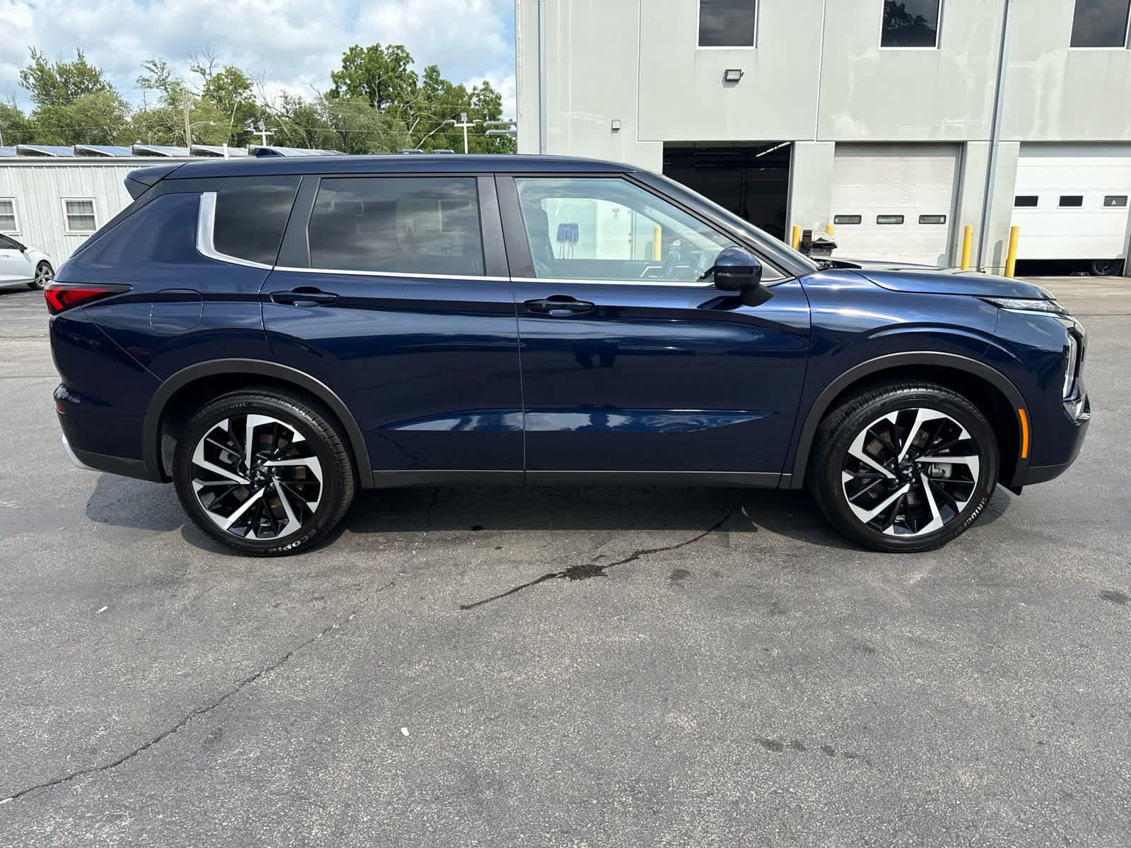 Used 2024 Mitsubishi Outlander SE AWD/4WD image 2