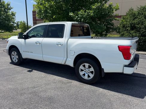 Used 2018 Nissan Titan SV w/ SV Convenience Package AWD/4WD image 3