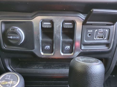 Used 2022 Jeep Wrangler Sport AWD/4WD image 30
