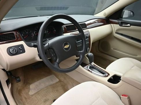 Used 2009 Chevrolet Impala LT FWD image 11