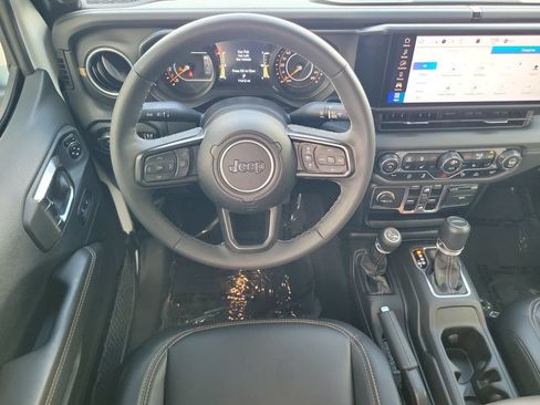Used 2025 Jeep Gladiator Sport AWD/4WD image 13