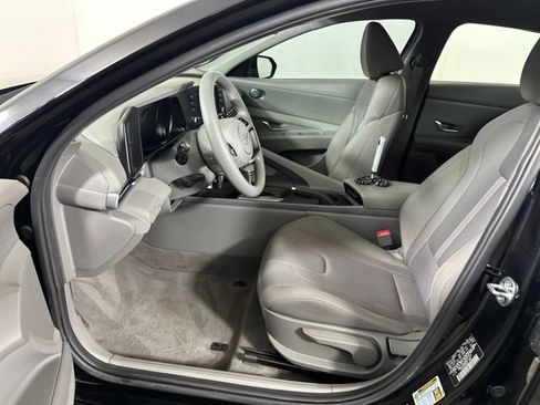 Used 2021 Hyundai Elantra SE image 11