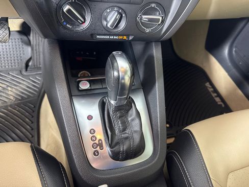 Used 2013 Volkswagen Jetta SEL image 19