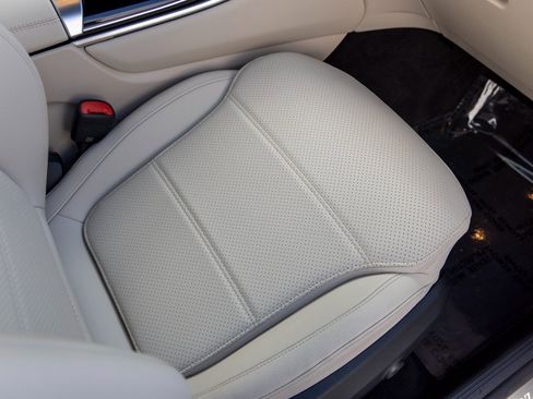 Used 2025 Mercedes-Benz GLC 350e 4MATIC image 50