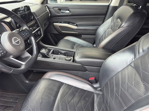 Used 2023 Nissan Pathfinder Platinum w/ Lighting Package (N92) image 14