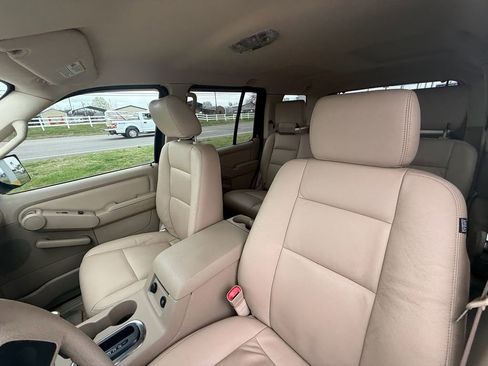 Used 2007 Ford Explorer XLT image 13