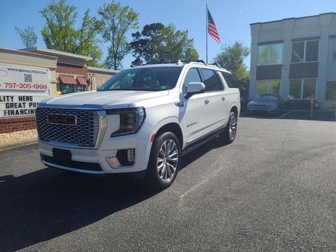 Used 2021 GMC Yukon XL Denali w/ Denali Premium Package image 3