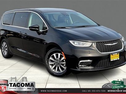 Used 2024 Chrysler Pacifica Select