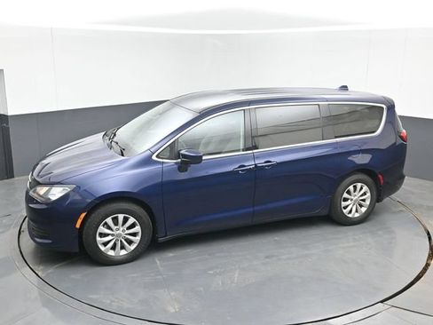 Used 2017 Chrysler Pacifica Touring w/ Tire & Wheel Group FWD image 38