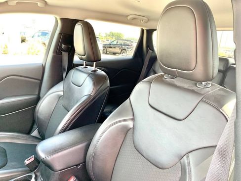 Used 2021 Jeep Cherokee Latitude Plus FWD image 12
