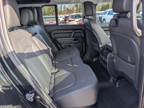 Used 2025 Land Rover Defender 110 X-Dynamic SE image 11