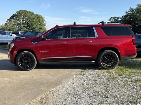 Used 2022 GMC Yukon XL SLT w/ SLT Premium Package AWD/4WD image 3