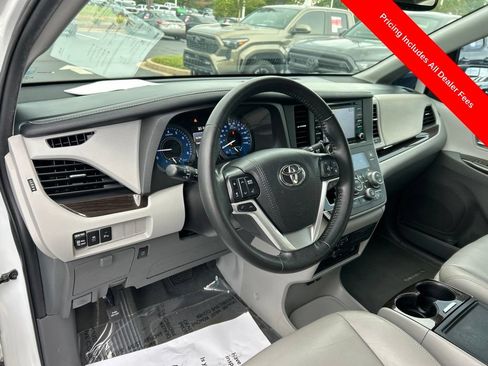 Used 2020 Toyota Sienna XLE Premium AWD/4WD image 4