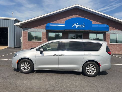 Used 2023 Chrysler Pacifica Touring-L FWD image 3
