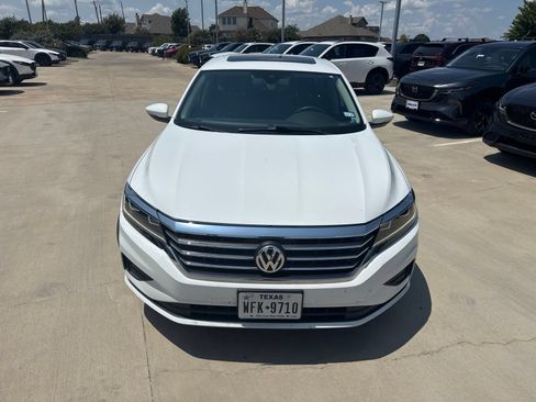 Used 2022 Volkswagen Passat 2.0T SE FWD image 2