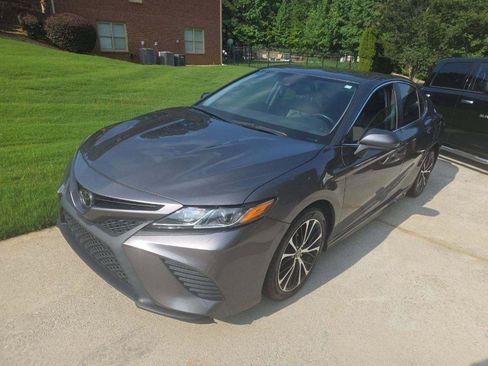 Used 2020 Toyota Camry SE FWD image 1
