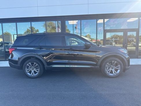 Used 2025 Ford Explorer Active w/ Active Comfort Package image 2