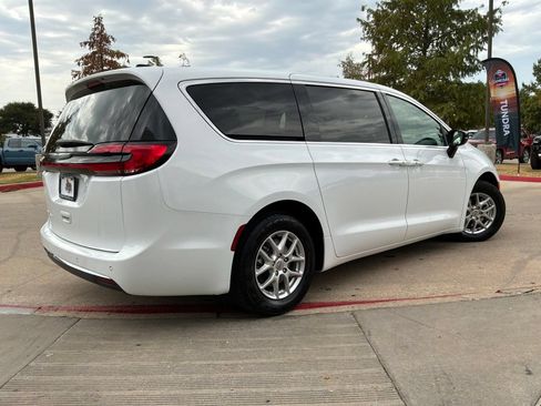Used 2024 Chrysler Pacifica Touring-L FWD image 6