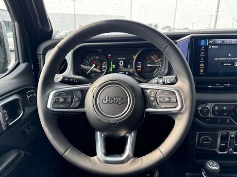 Used 2025 Jeep Wrangler Unlimited Sahara AWD/4WD image 11