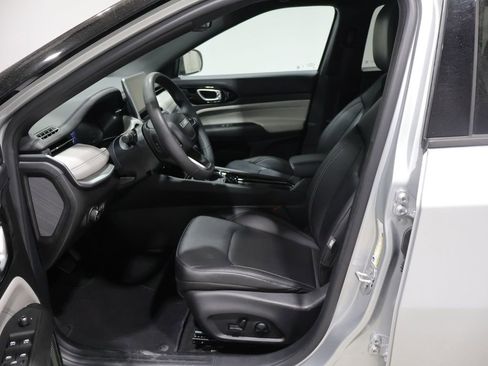 Used 2025 Jeep Compass Limited AWD/4WD image 9