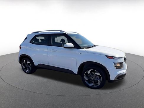 Used 2026 Hyundai Venue SEL FWD image 2