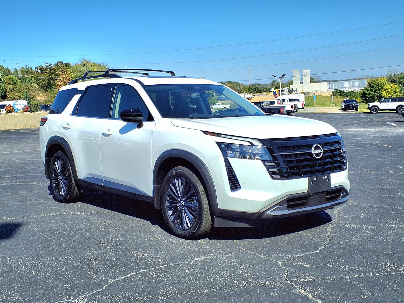 Used 2026 Nissan Pathfinder SL w/ SL Premium Package AWD/4WD image 2