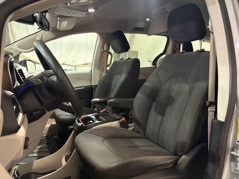 Used 2017 Chrysler Pacifica Touring Plus w/ Tire & Wheel Group image 4