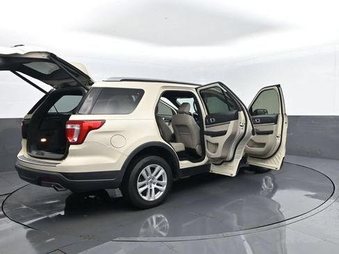 Certified 2018 Ford Explorer XLT w/ Equipment Group 202A AWD/4WD image 33