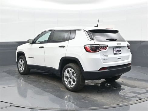 Used 2025 Jeep Compass Sport image 2