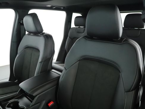 New 2025 Jeep Grand Cherokee Altitude image 4