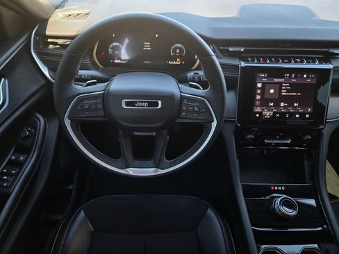Used 2023 Jeep Grand Cherokee Altitude RWD image 12