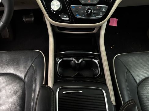 Used 2022 Chrysler Pacifica Limited FWD image 18