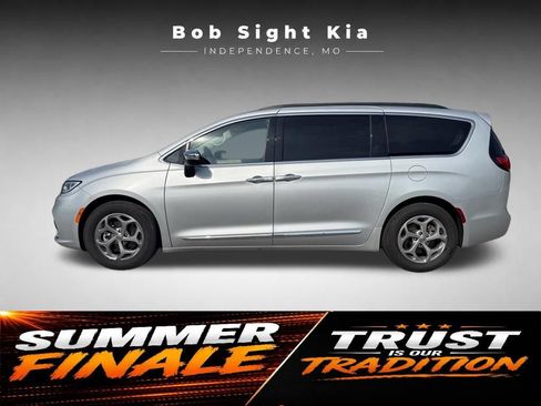 Used 2023 Chrysler Pacifica Limited FWD image 4