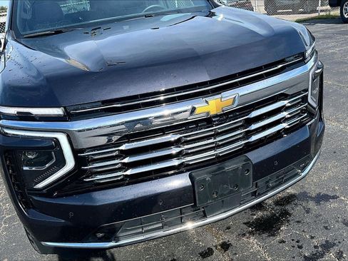 Used 2025 Chevrolet Suburban Premier AWD/4WD image 3