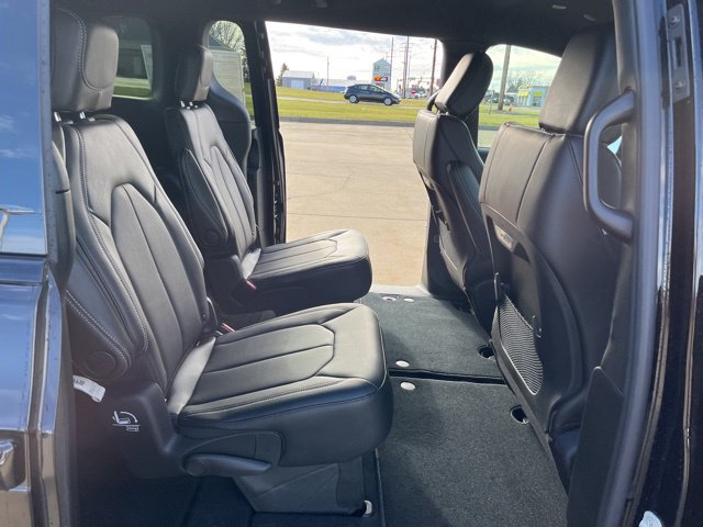 New 2026 Chrysler Pacifica Select w/ S Appearance Package FWD image 19