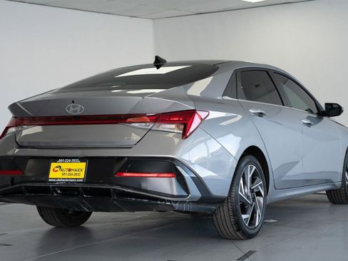 Used 2025 Hyundai Elantra Limited image 8