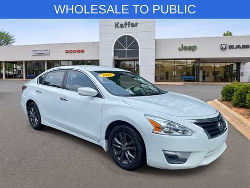 Used 2015 Nissan Altima 2.5 S w/ Sport Value Package FWD image 2