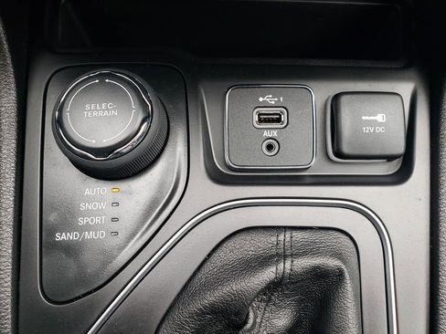 Certified 2021 Jeep Cherokee Latitude Lux w/ Comfort/Convenience Group AWD/4WD image 18