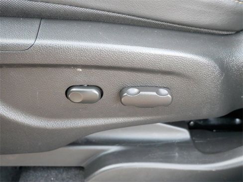 Used 2022 Chevrolet Trax LT w/ LT Convenience Package image 13