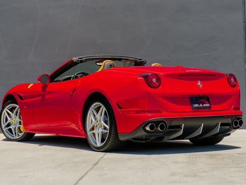 Used 2016 Ferrari California T RWD image 10