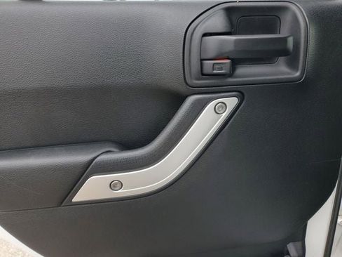 Certified 2017 Jeep Wrangler Unlimited Sahara w/ Connectivity Group AWD/4WD image 13