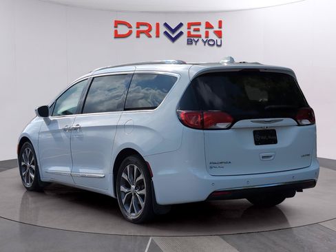 Used 2018 Chrysler Pacifica Limited FWD image 3