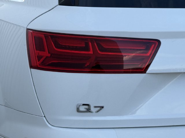 Used 2017 Audi Q7 3.0T Prestige AWD/4WD image 6